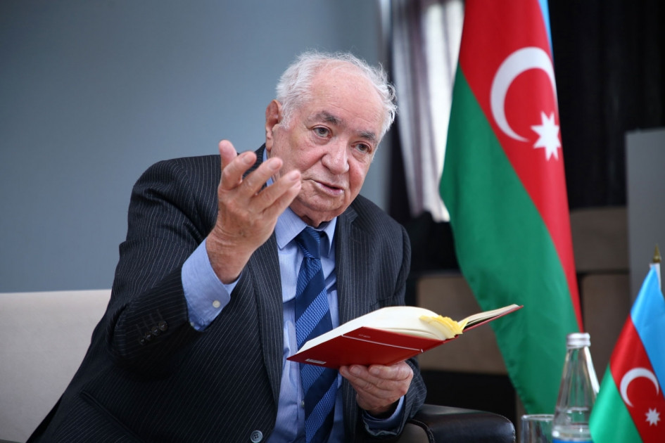 Prezidentdən \"Şərəf\" ordeni alan Xalq şairi: Vahid Əzizin sözləri musiqidə