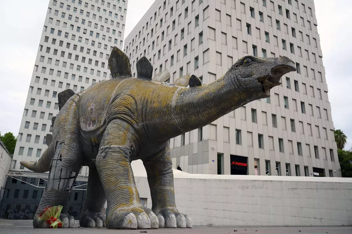 Nəhəng dinozavr heykəlinin içərisində itkin düşmüş kişinin cəsədi tapılıb