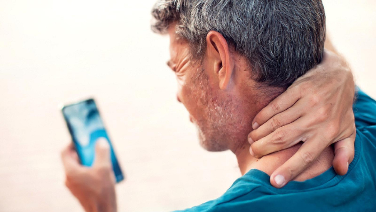 Uzun müddət telefona baxanlara NEVROLOQDAN XƏBƏRDARLIQ!