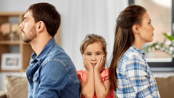 Boşanma zamanı uşaq kimdə qalmalıdır?