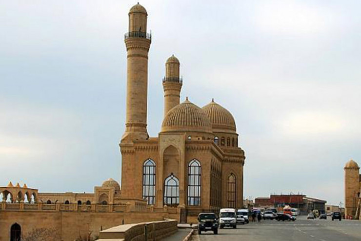 Bibiheybət məscidinin həyətində dəfn edilən general kimdir?