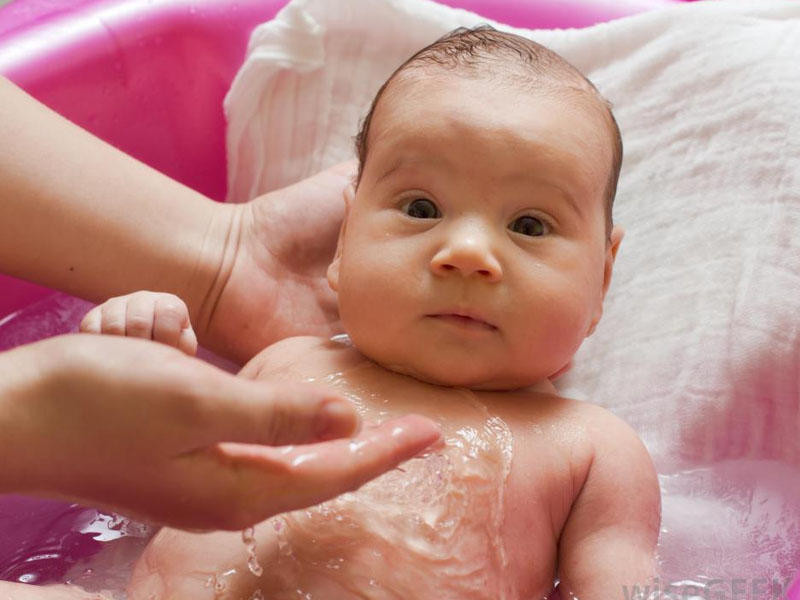 Yeni doğulmuş körpəni nə vaxt çimdirmək lazımdır?