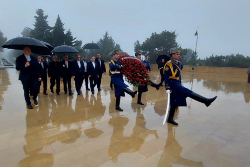 İranın xarici işlər naziri Bakıda şəhidlərin xatirəsini anıb 