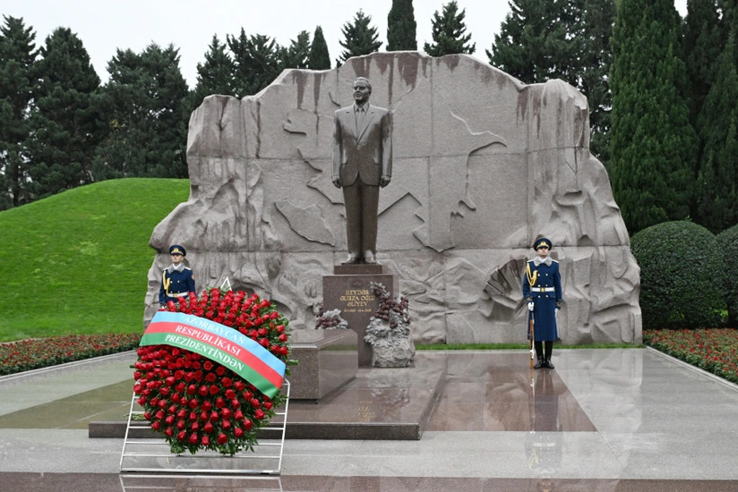 Prezident ailəsi ilə birlikdə&nbsp; Ulu Öndərin məzarını ziyarət edib&nbsp;