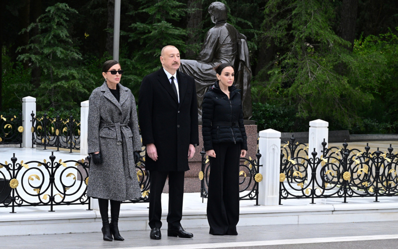 Prezident xanımı və qızı ilə Fəxri xiyabanda - Fotolar 