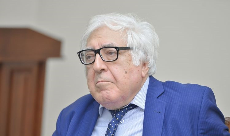 Yazıçı Anarın səfir oğlu kimdir?    —   DOSYE