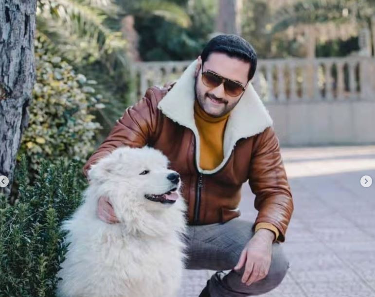 İzzət Bağırov iti ilə fotosessiya etdirdi - FOTOLAR  
