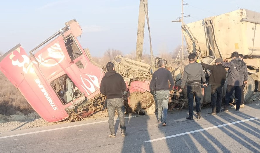 Bakı-Qazax yolunda ağır qəza: \"KAMAZ\" belə aşdı -VİDEO