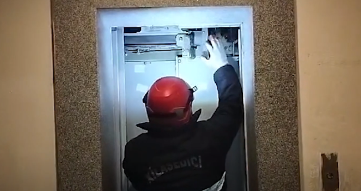 Bakıda liftdə qalan şəxslər XİLAS edildi&nbsp;