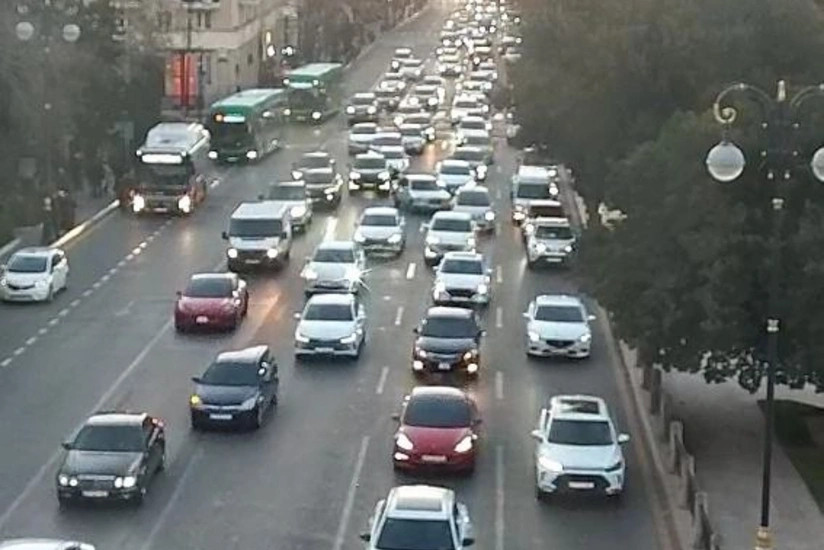 Bu yollarda ağır tıxac var