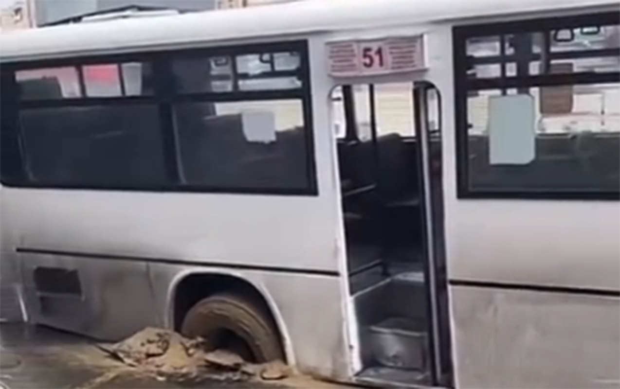 Bakıda sərnişin avtobusu çuxura düşdü - Video&nbsp;