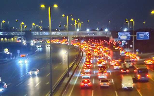 Aeroport yolunda \"Land  Cruieser\" öküzü vurdu - ANBAAN VİDEO