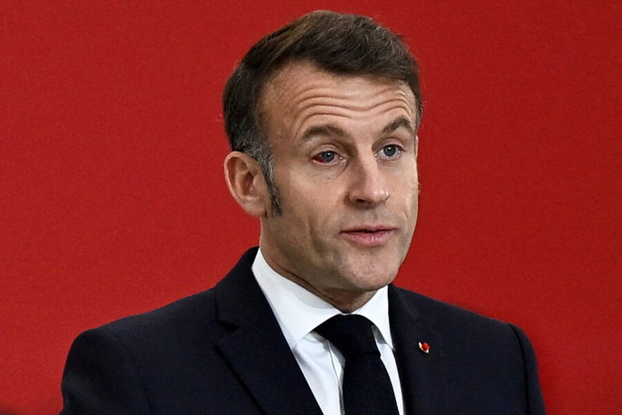 Makronun gözünə nə olub?