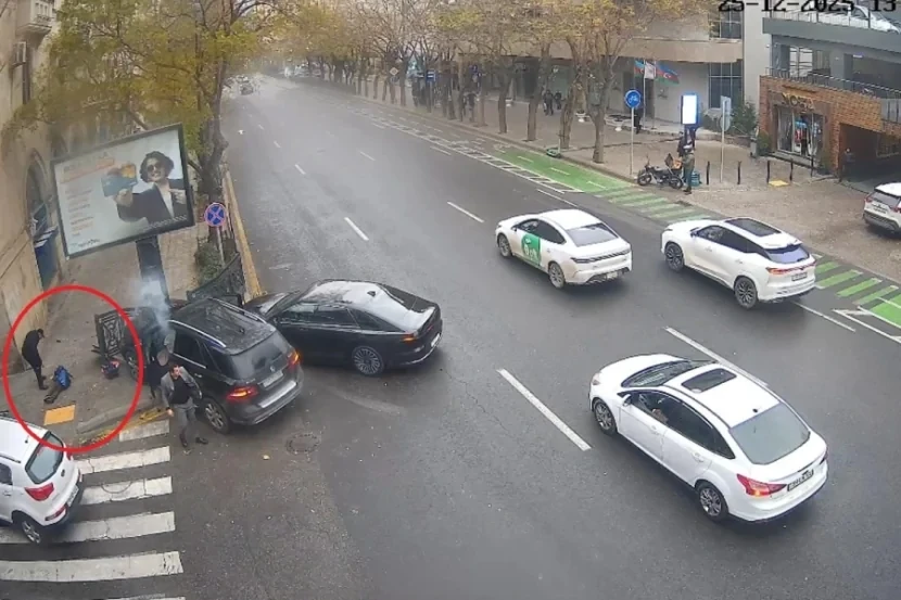 Üzərinə yol nişanı düşən SƏRXAN evə buraxıldı - VİDEO