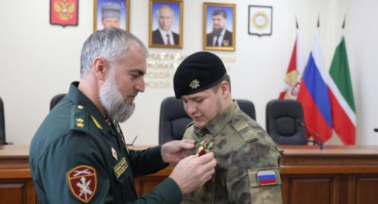 Ramazan Kadırovun qəzaya düşən oğluna medal verildi