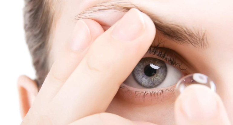 Gözünə linza taxan qız kor oldu