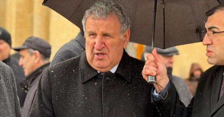 İsa Həbibbəylinin başına çətir tutan şəxslə bağlı ŞOK QƏRAR