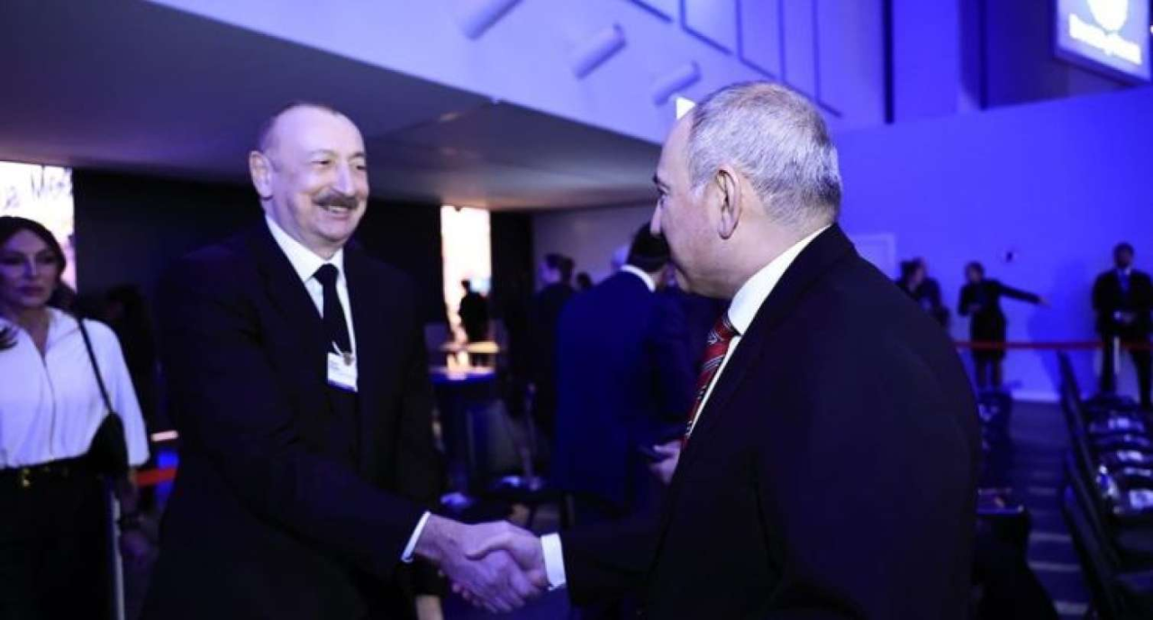 İlham Əliyev Davosda Paşinyanla ayaqüstü söhbət etdi&nbsp;