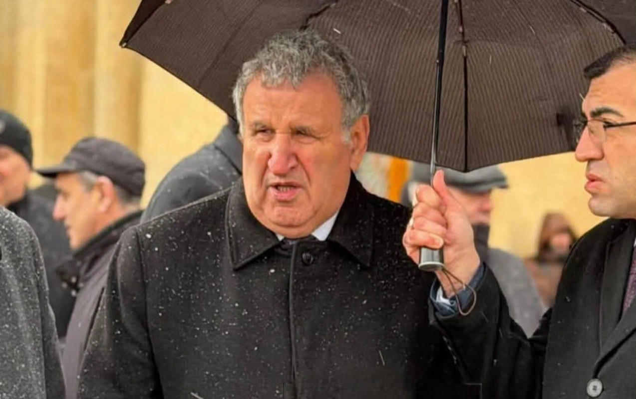 \"AMEA-da elmi katib olsaydım, elə mən də  rəhbərimə çətir tutardım \"   —    Əntiqə Rəşid  həmin \"zontik\"dən YAZIR 