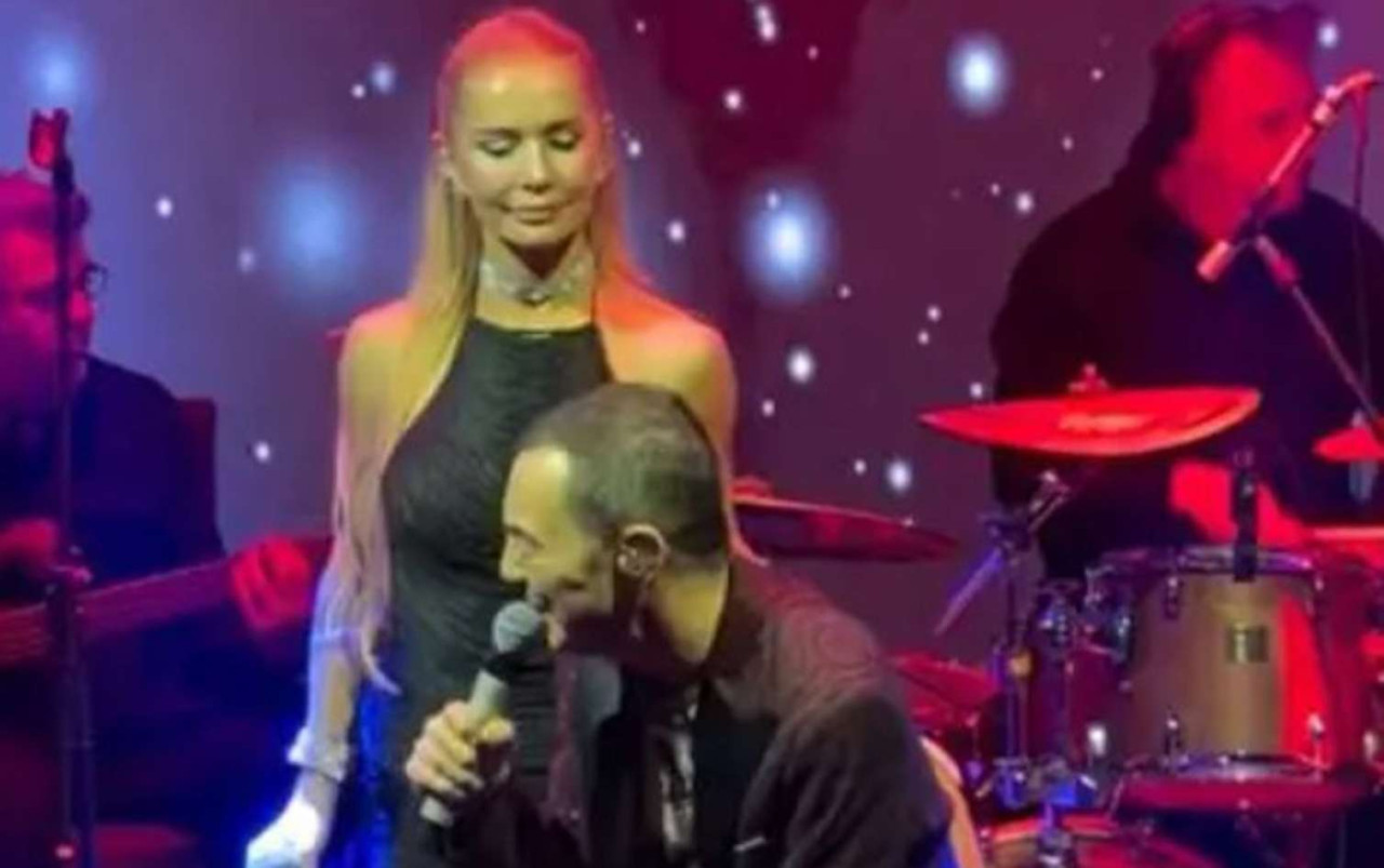 Serdar Ortaç səhnədə yıxıldı - VİDEO 