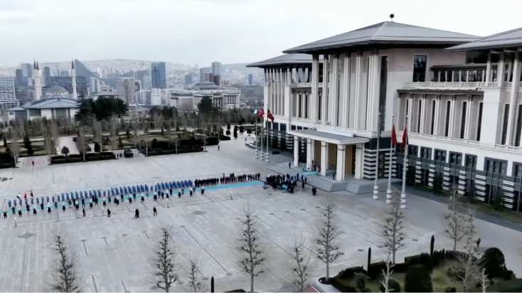 Türkiyədə səfərdə olan Nigeriya prezidenti yıxıldı - VİDEO 