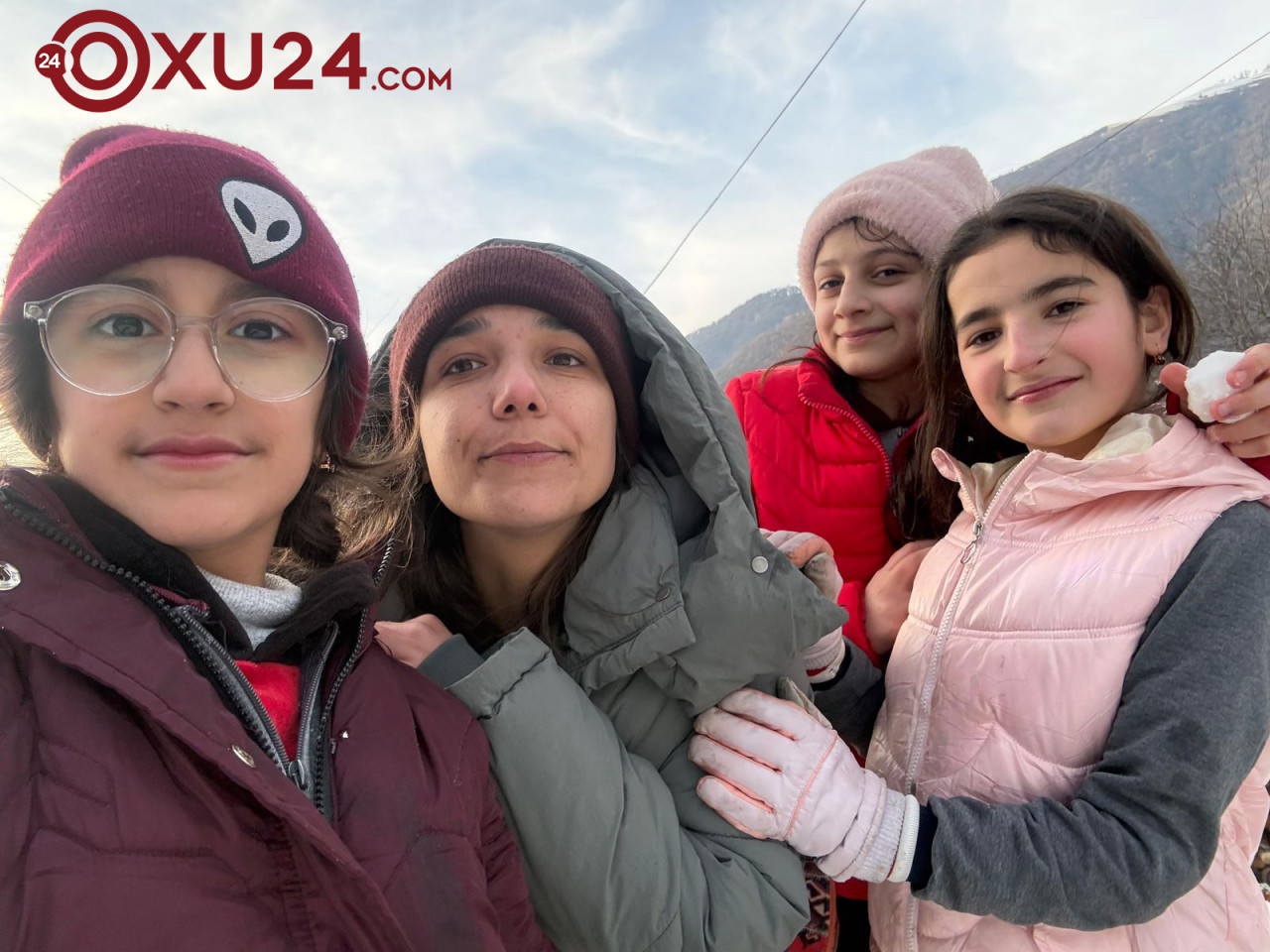 Şagirdləri ilə xizək sürür,selfi çəkdirir,ad günü qeyd edir   —  Şəhərdə oxuyub, ucqar kənddə dərs deyən müəllimin HƏYATI  