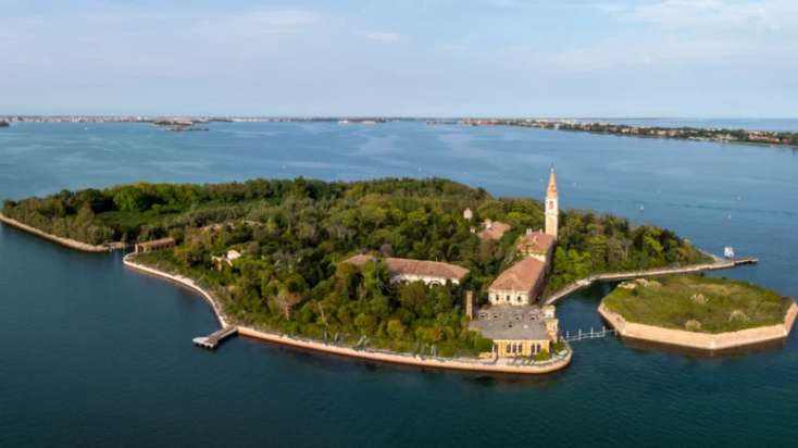 Bu adaya ayaq basan dəli olur