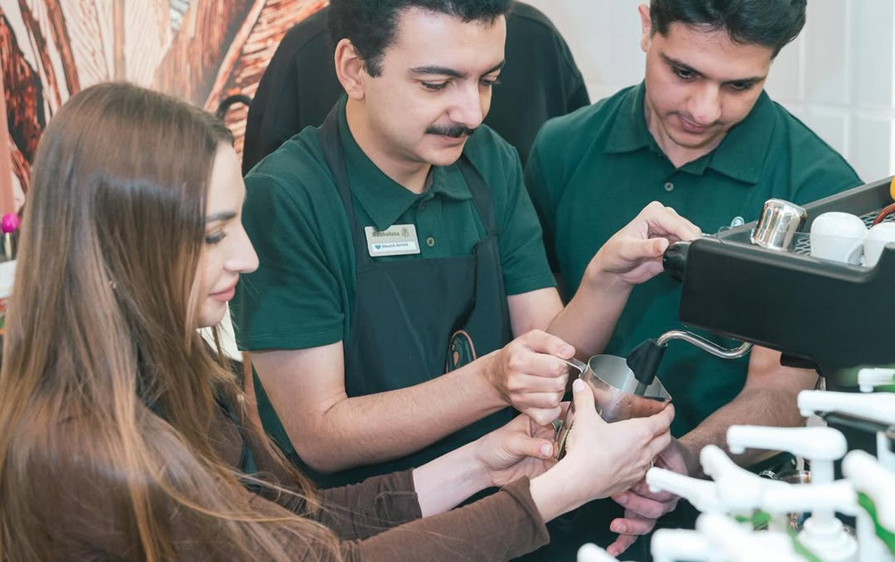 Prezidentin gəlini onlarla kofe hazırladı - Fotolar 