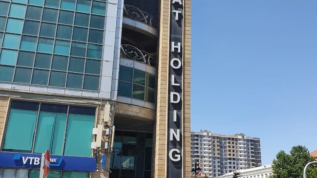 \"Mehdiyevin qardaşının tikdirdiyi qəzalı bina - Lifti belə mövcud deyil\"