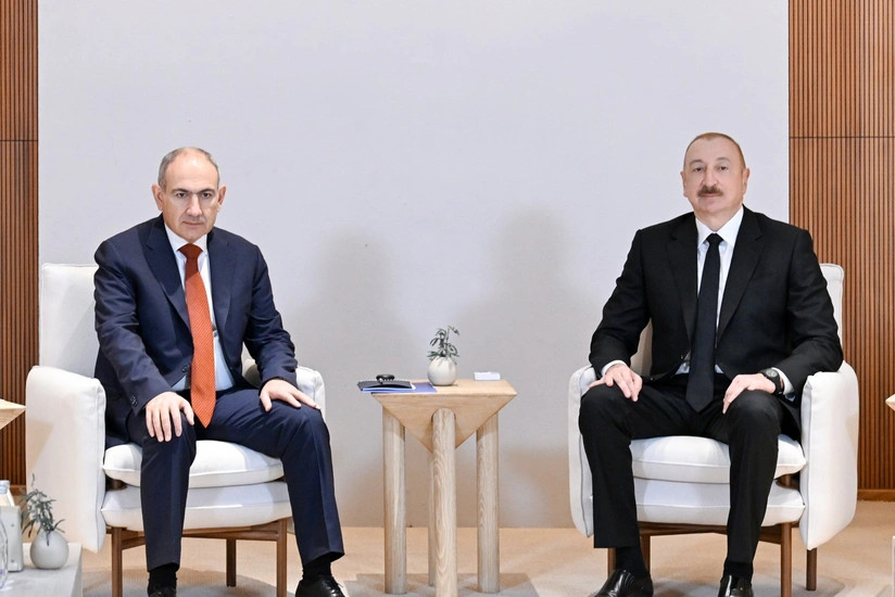 İlham Əliyev və Nikol Paşinyan arasında geniş tərkibdə görüş keçirilib
