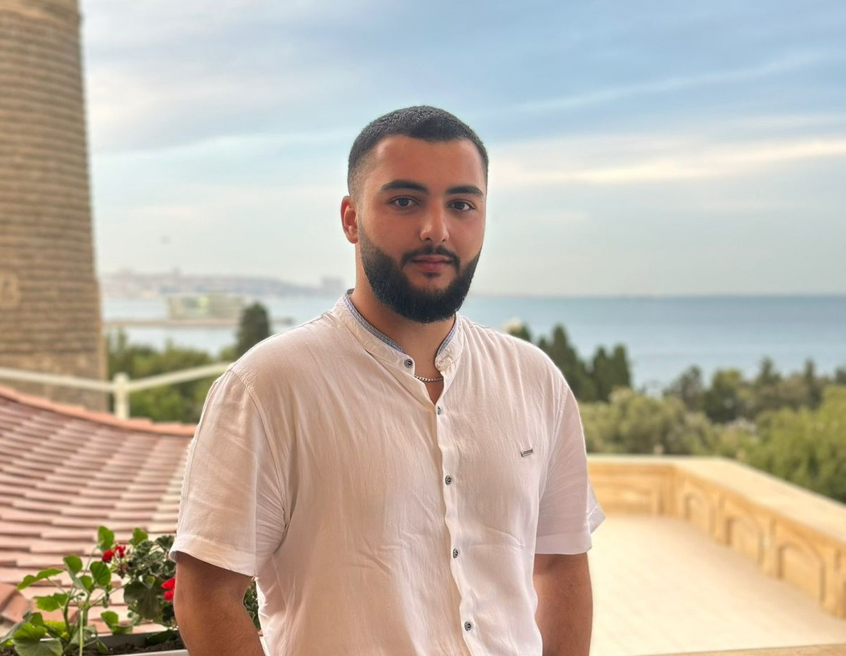 Vərəmli əsgər söhbəti bitməmiş bu dəfə əli silah tutmayan gənci hərbiyə aparırlar&nbsp; — Qurumlar arasında ZİDDİYƏT