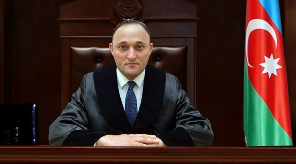 Hakim etiraz etdi: “Atanı qolu qandallı göstərməyin uşağa” 