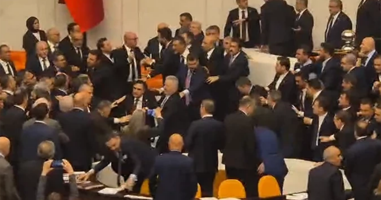 Türkiyə parlamentində dava düşdü - Video 
