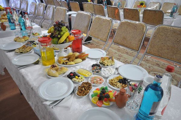 “Dəbdəbəli ehsan süfrəsi: Bu yarışı dayandırmaq lazımdır”   —     Partiya sədri çağırış edib  