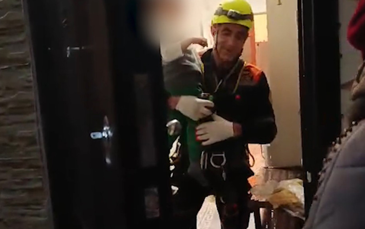 4 yaşlı uşaq evdə köməksiz qaldı - Belə çıxarıldı - Video 