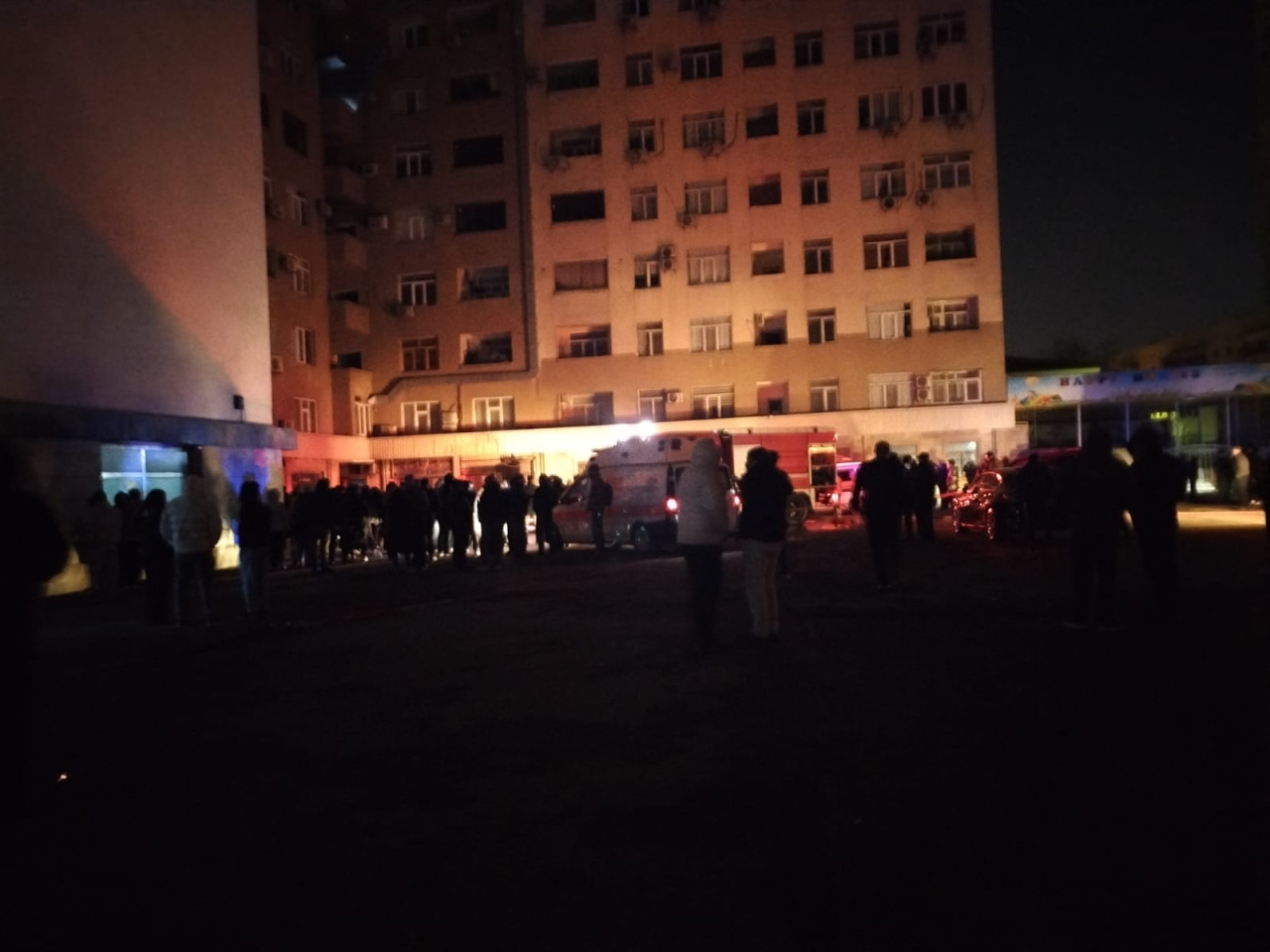 Bakıda çoxmərtəbəli binada yanğın baş verdi - VİDEO