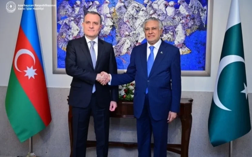 Ceyhun Bayramov pakistanlı həmkarı ilə görüşdü 