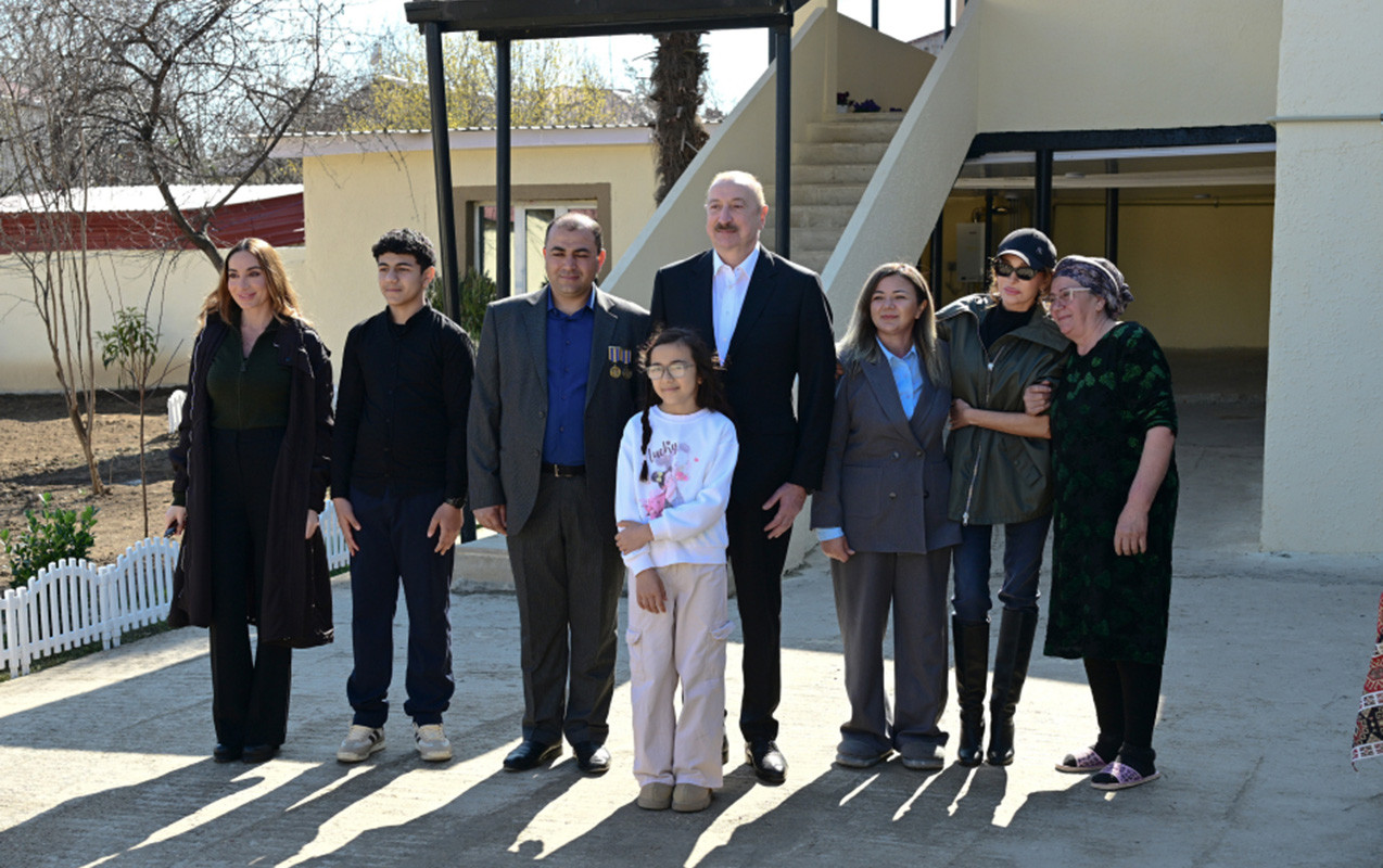 Prezident ailəsi ilə onlara qonaq getdi - Fotolar 