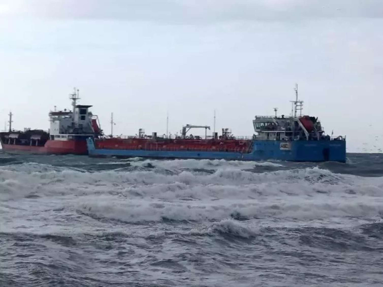 Hörmüz boğazı yaxınlığında yük gəmisinə raketlə hücum edildi 