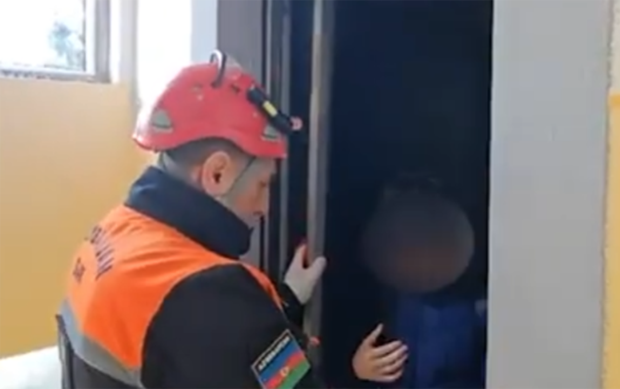 Liftdə qalan yeniyetmə xilas edildi - Video 