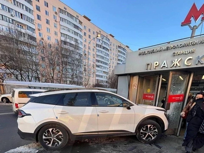 Səfirliyimizin maşını qəzaya düşdü - Həyat yoldaşı idarə edirmiş