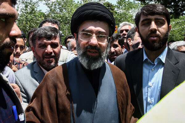 Xameneinin oğlu bombardman zamanı YARALANDI 