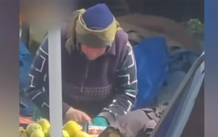 Almanı tüpürcəklə təmizləyən qadın - “Nəvələrimə almışdım”+Video