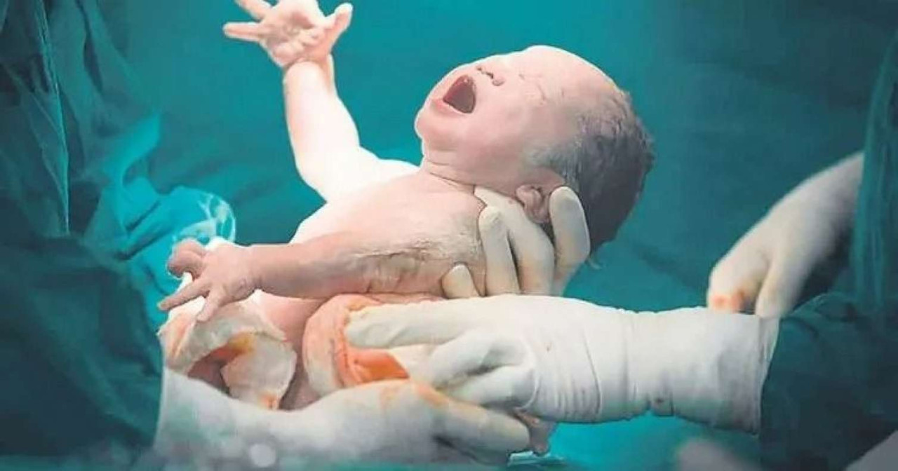 63 yaşlı qadın qız uşağı dünyaya gətirdi 