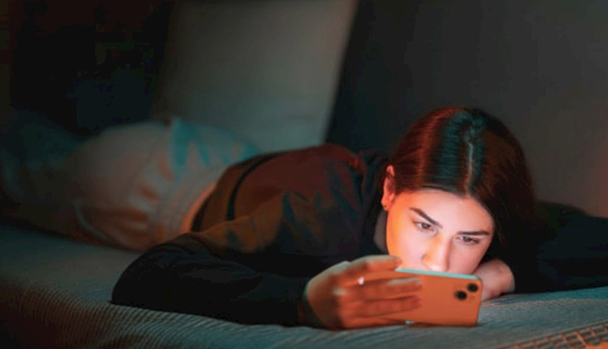 Gecə saatlarla telefona baxanlara pis xəbər&nbsp;