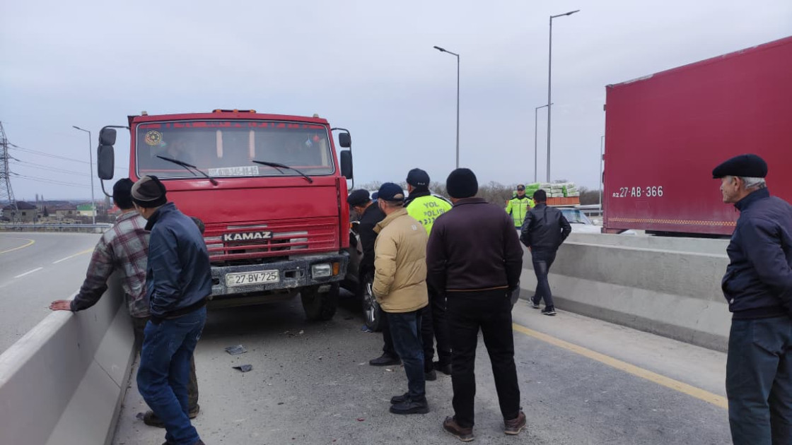 Xaçmaz-Quba yolunda qəza tıxaca səbəb oldu (FOTO)