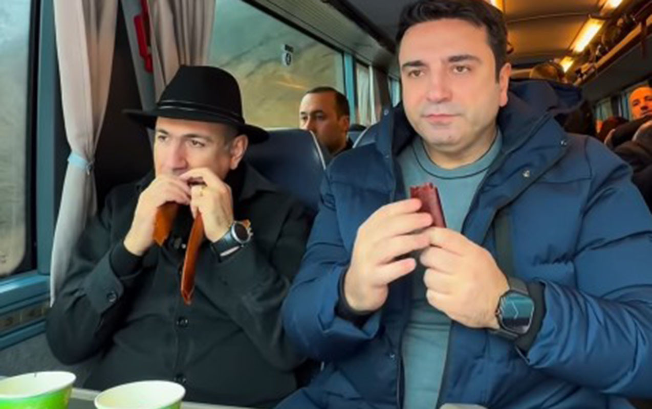 İndi də avtobusda turşu yedi - Video 