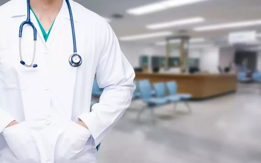 Xəstəyə yardım etməyən həkimi  hansı məsuliyyət gözləyir? 