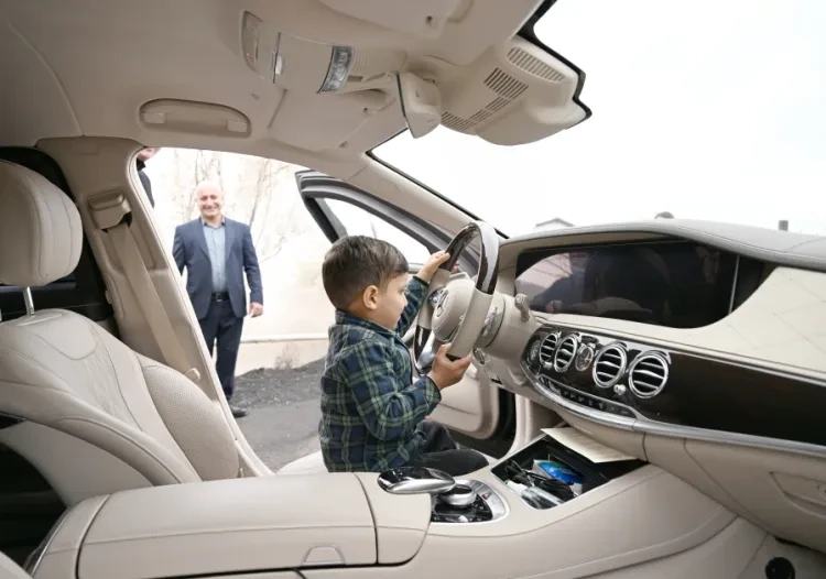 Prezidentin avtomobilinin sükanı arxasına əyləşdi 