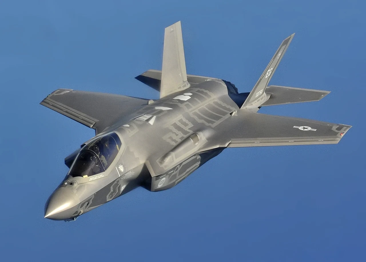 ABŞ-nin F-35 qırıcısı təcili eniş edib 